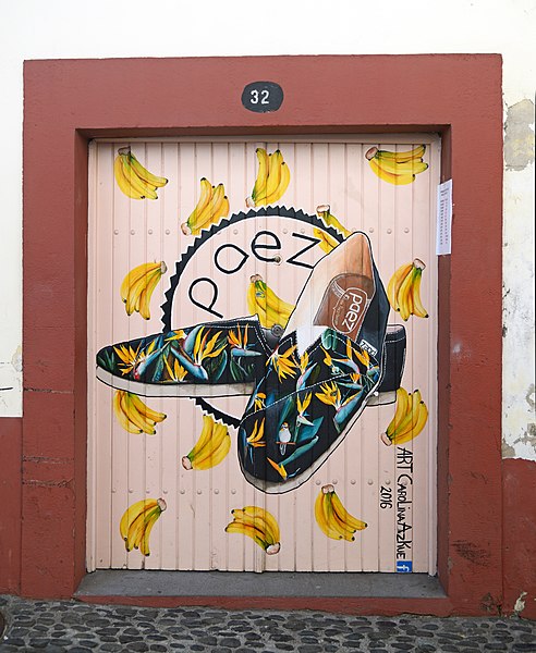 File:Painted door (Shoes). Funchal, Madeira.jpg