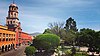 Panorama du centre de Santiago de Querétaro ; le jardin Zenea occupe les deux-tiers droits de la photographie, tandis que la façade principale du temple de Saint-François-d'Assise s'étend sur le côté gauche.