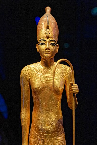 File:Paris - Toutânkhamon, le Trésor du Pharaon - Statue en bois du roi coiffé de la couronne blanche - 005.jpg