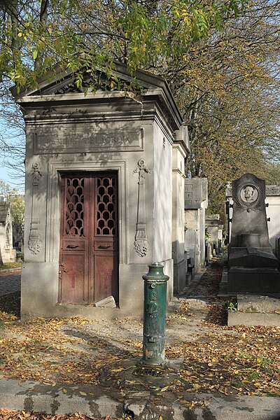 File:Paris 20e Cimetière Père-Lachaise Aediculae 301.jpg