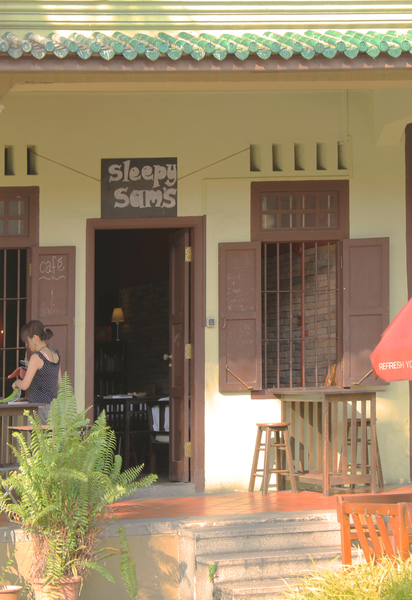 File:Past Small Local Hostel Inn for Tourists at Kampong Glam Bugis in Singapore - Ypphotography.png