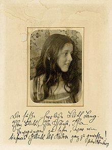 Schwarz-weiß-Foto des jungen Mädchens Lilith Lang, Brustbild.