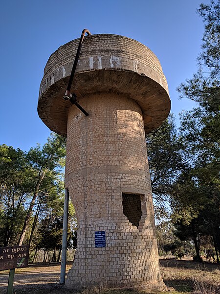 File:PikiWiki Israel 63821 hill 69 - middle water tower.jpg