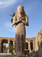 Статуя фараона Рамсеса II. Біля ніг його улюблена дочка - Меріт-Амон, яка була четвертою дочкою великого фараона Рамсеса II і третьою дочкою його головної дружини Нефертарі Меренмут