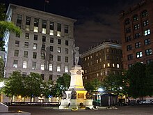 Place d'Armes with Maisonneuve Monument. Place d'armes nuit.JPG