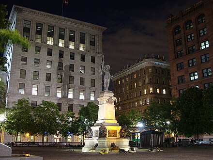 Place d. Памятник Maisonneuve - d'armes. Монреаль памятные места. Здание муниципалитета на рlace d'armes в Намюре. Фото памятника погибшим канадцам в Лондоне.