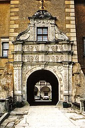 The gate of Plakowice Castle by Fr. Parr, showing Ramphold von Talkenberg, his wife and crests of several Silesian families Plakowice-03.jpg