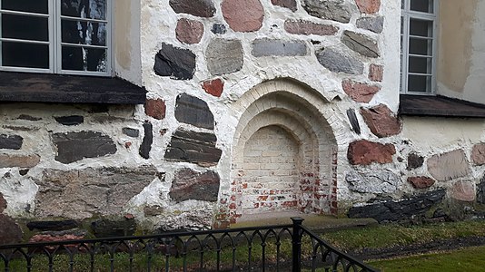 Pohjan kirkon umpeen muurattu keskiaikainen papinovi.