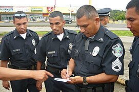 Sargento de la Policía Nacional de Panamá dando instrucciones.