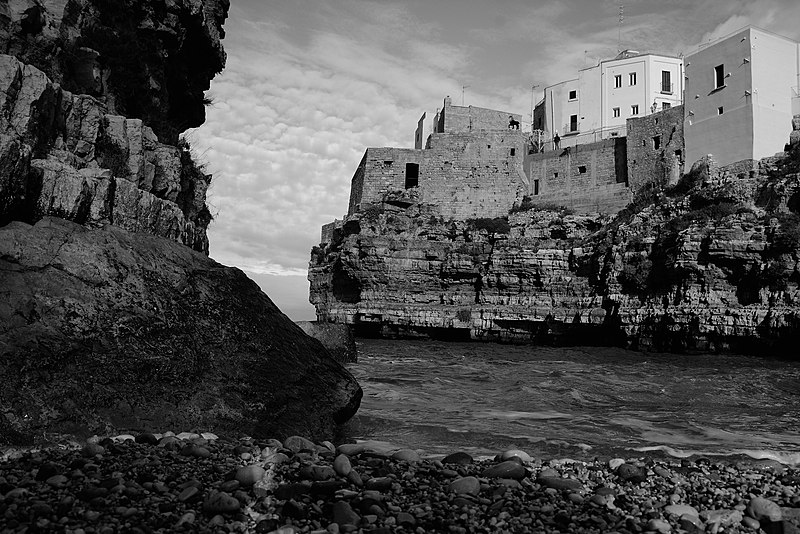 File:Polignano, cala paura, visione in bianco e nero.jpg