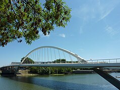 Fotografi av en modern båge bro.