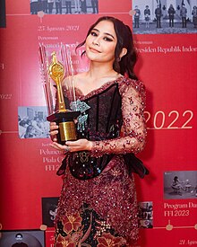 Prilly menerima penghargaan Piala Citra sebagai Pemeran Pendukung Wanita di Festival Film Indonesia 2023.jpg