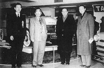 Руководители компании Tama Motor на выставке автомобилей Prince, проходившей в штаб-квартире Bridgestone в Киобаси, Токио, в марте 1952 года. Слева направо: Тамоцу Тояма (исполнительный директор и бывший руководитель мастерской по производству прототипов самолётов Tachikawa Aircraft Company), Сато Ичиро Сузуки (президент), Седзиро Ишибаши (председатель правления Tama Motors и президент Bridgestone) и Каничиро Ишибаши (исполнительный директор и сын Седзиро Ишибаси).