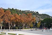 El antiguo recinto fenicio contenía un faro que da nombre al monte Gibralfaro (gíbal al-faruh, «monte del faro»), al fondo. En primer plano, los platanus orientalis del paseo de los Curas, plantados en 1906