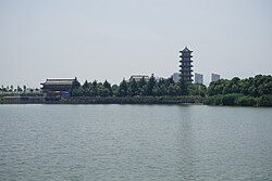 紅星湖を隔てて望む青竜山公園