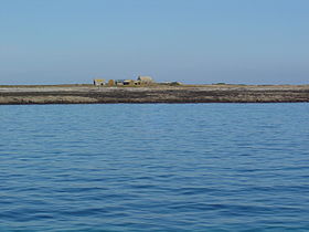 L'île de Quéménès vue depuis le sud, à marée basse et avant la restauration de sa ferme