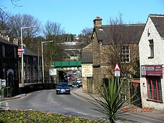 Kereta api Jembatan penyeberangan di atas Sheffield Jalan di Dronfield. - geograph.org.inggris - 131335.jpg