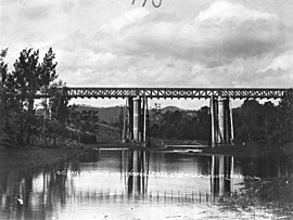 Железнодорожный мост через ручей Неерколь возле Стэнвелла.jpg