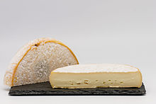 Photo du fromage coupé en deux.