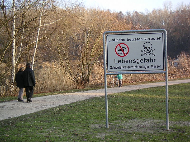 File:Reichsparteitagsgelaende 09 Silbersee Warning.JPG