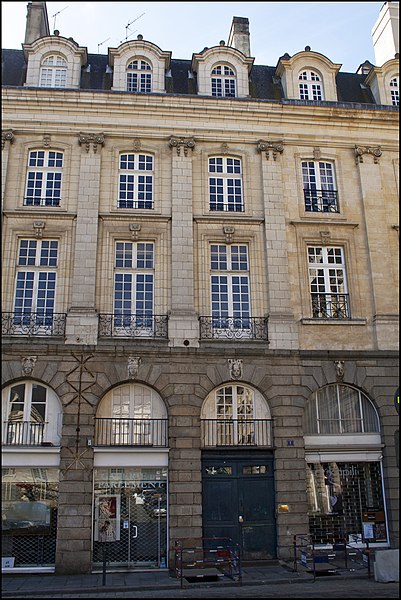 File:Rennes 1 place du parlement.jpg