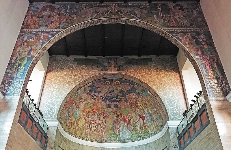 File:Roma, chiesa di San Leone I - Mosaici dell'arco trionfale e dell'abside.jpg