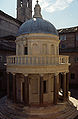 Le Tempietto au milieu d'une étroite cour.