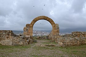 Photographie montrant l'arc d'entrée du fort romain de Tamuda