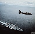 Ein Harrier über der HMS Blake, 1969