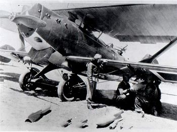 Sabiha Gökçen na frente de um Breguet 19, por volta de 1937