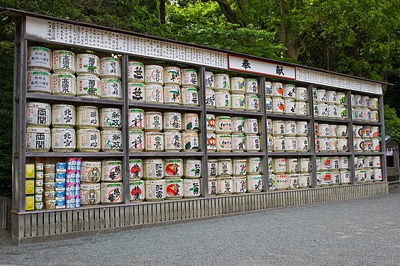 Саке буренца како подароци за Шинто храмот Тсуругаока Хачиман-гуу во Камакура.
