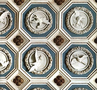 Detail van het plafond van de Vogelkamer van het Palazzo del Giardino in Parma, versierd met stucwerk