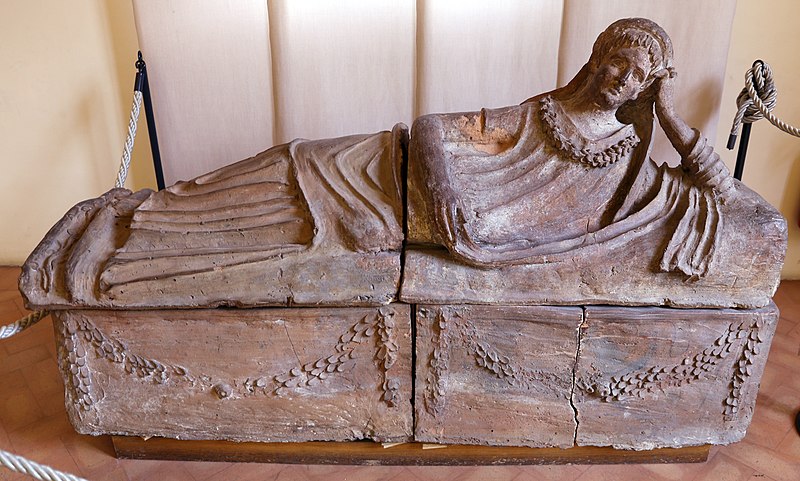 File:Sarcofago a kline con donna distesa, III-II secolo ac. dall'etruria meridionale.jpg