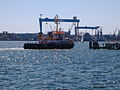 Fördedampfer „Falckenstein“, im Hintergrund die Werft HDW