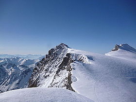 Gezicht op Schneestock (midden) en Dammastock (rechts), vanuit het noordwesten.