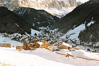 Wolkenstein im Jahr 2005 mit dem Sellastock im Hintergrund