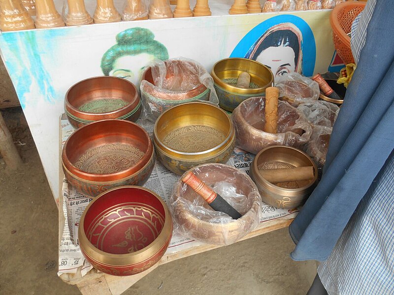 File:Singing bowls in a stall in Vaishali.jpg