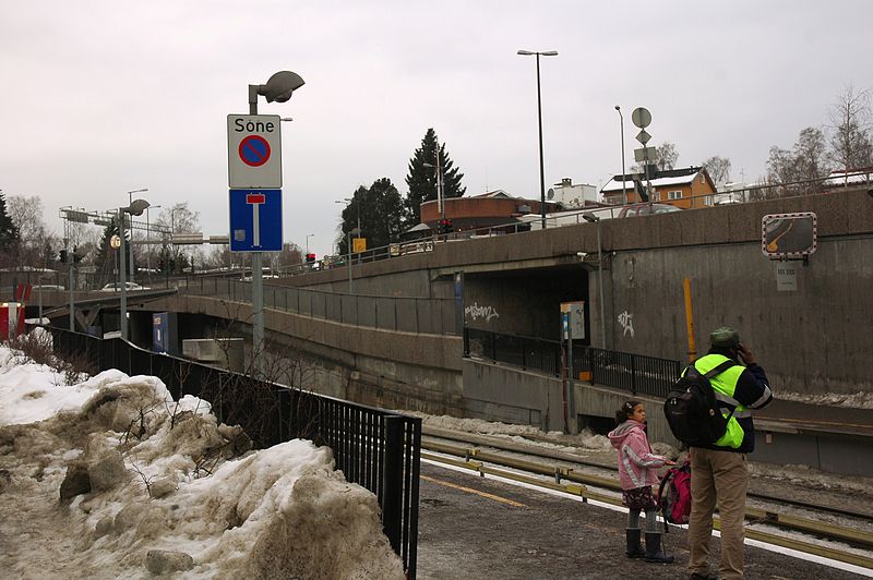 File:Smestad station in winter from POV of traveler.jpg