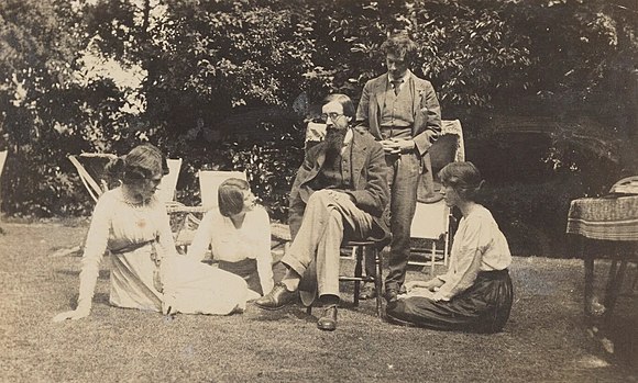 Bloomsbury Group members (July 1915). Left to right: Lady Ottoline Morrell (age 42); Maria Nys (age 15), who would become Mrs Huxley; Lytton Strachey (age 35); Duncan Grant (age 30); and Vanessa Bell (age 36).