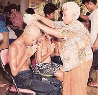 a hagyomány fürdik a szerzetest a Songkran fesztiválon