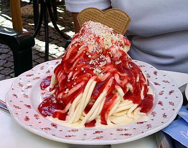 バニラアイスクリームの麺にストロベリーソースのかけられたスパゲッティアイス