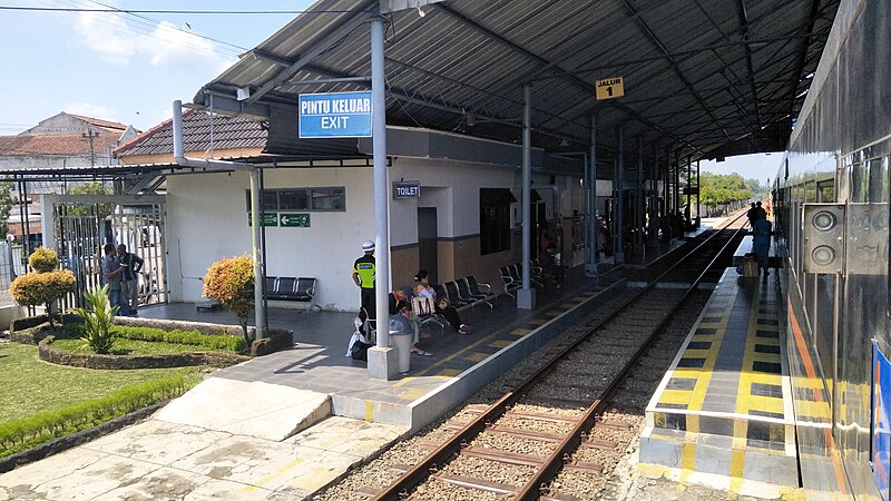 File:Stasiun Sidareja.jpg