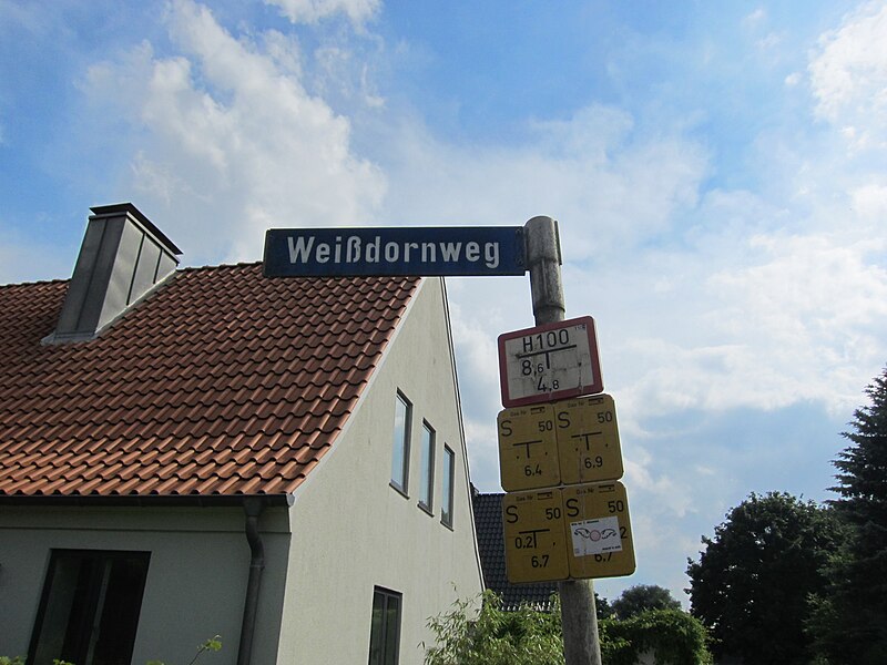 File:Straßenschild Weißdornweg Kiel-Suchsdorf.jpg