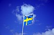 Schwedische Flagge vor blauem Himmel