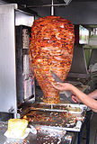 Taco al pastor, pişirildiği esnada bir yandan da kesilirken