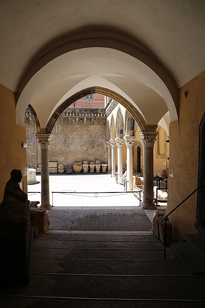 File:Tarquinia, palazzo vitelleschi, cortile 02.jpg