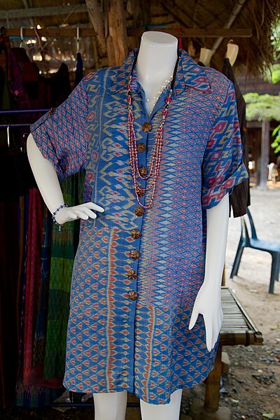 File:Thai Silk Dress - Ban Tha Sawang.jpg