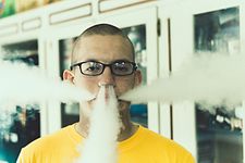 Vaping трик, известен като дракон.