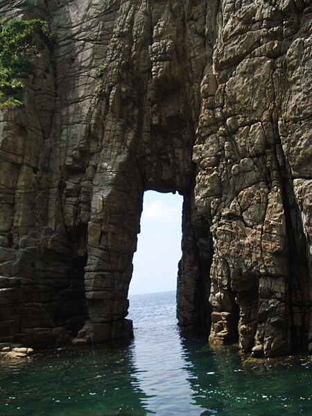 File:The natural rock gate "Sotomo" - panoramio.jpg