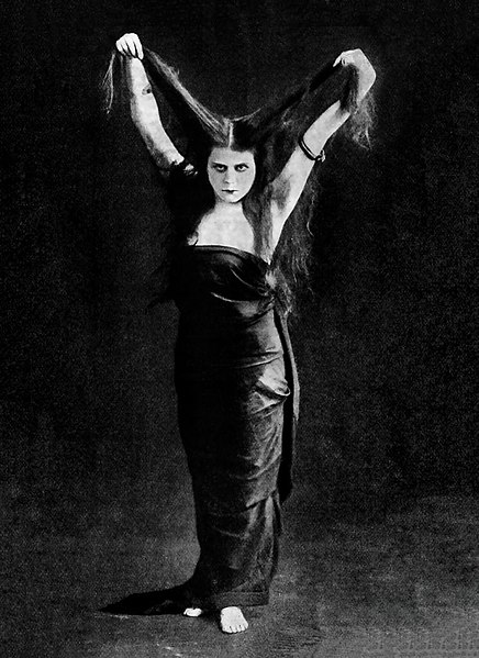 File:Theda Bara in vampire pose, 1918.jpg